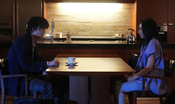 綾野剛と柴咲コウが家庭訪問で対峙　映画『でっちあげ』ふたりの供述を見比べる本編映像公開