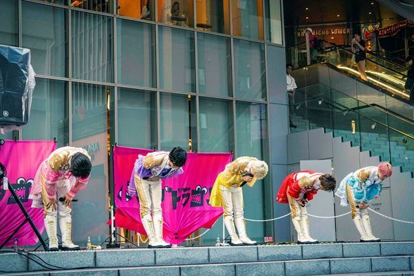 【パンダドラゴン インタビュー＆レポート】新曲「マジ☆まじない」が念願の1位を獲得！歓喜のニュースが続出したリリースイベント最終日・新宿歌舞伎町タワーに潜入取材