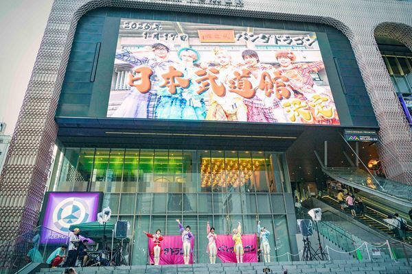 【パンダドラゴン インタビュー＆レポート】新曲「マジ☆まじない」が念願の1位を獲得！歓喜のニュースが続出したリリースイベント最終日・新宿歌舞伎町タワーに潜入取材