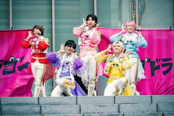 【パンダドラゴン インタビュー＆レポート】新曲「マジ☆まじない」が念願の1位を獲得！歓喜のニュースが続出したリリースイベント最終日・新宿歌舞伎町タワーに潜入取材