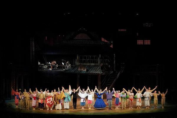 舞台『千と千尋の神隠し』上海公演開幕！　舞台写真とともに橋本環奈、醍醐虎汰朗、ジョン・ケアードらの会見コメント到着