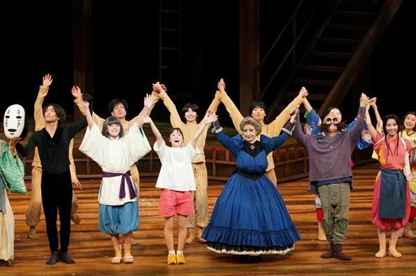 舞台『千と千尋の神隠し』上海公演開幕！　舞台写真とともに橋本環奈、醍醐虎汰朗、ジョン・ケアードらの会見コメント到着