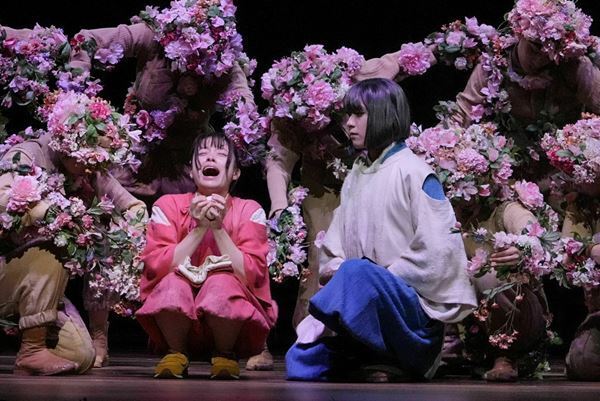 舞台『千と千尋の神隠し』上海公演開幕！　舞台写真とともに橋本環奈、醍醐虎汰朗、ジョン・ケアードらの会見コメント到着