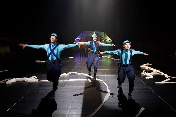 ジャンルを越えて交錯する“違和感”と“創造力”──近藤良平×松井周の新作『ほぐすとからむ』開幕