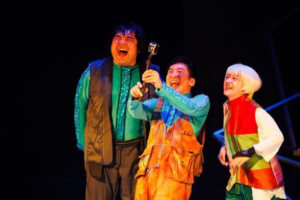 ジャンルを越えて交錯する“違和感”と“創造力”──近藤良平×松井周の新作『ほぐすとからむ』開幕