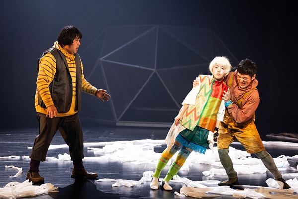 ジャンルを越えて交錯する“違和感”と“創造力”──近藤良平×松井周の新作『ほぐすとからむ』開幕