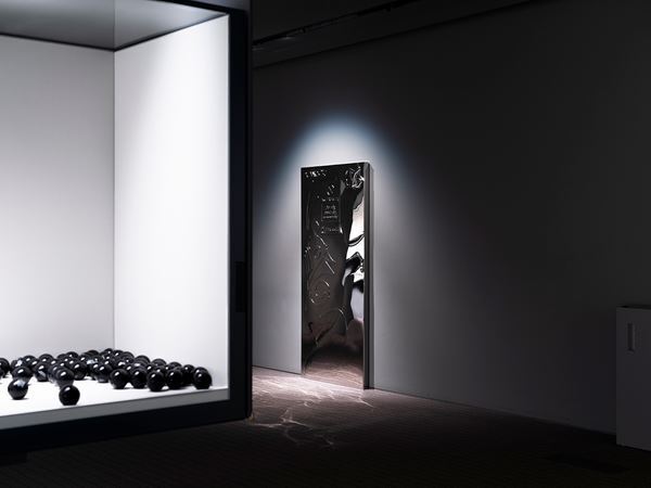 【展示レポート】『ライアン・ガンダー：ユー・コンプリート・ミー』　ポーラ美術館の内外に点在する“鑑賞者が完成させる作品”