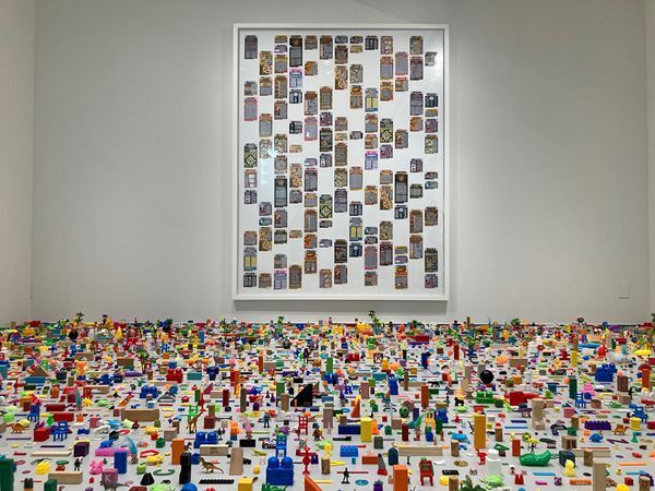 【展示レポート】『ライアン・ガンダー：ユー・コンプリート・ミー』　ポーラ美術館の内外に点在する“鑑賞者が完成させる作品”