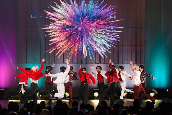 INI、クリスマスグッズを身に着けハンドベル生演奏！ ミリオン突破の快挙をMINIと祝福【オフィシャルレポート】