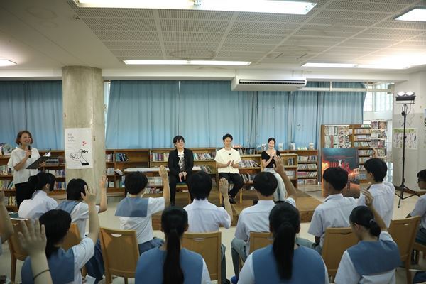 妻夫木聡、広瀬すずらが沖縄訪問　映画『宝島』全国キャラバン第1弾で舞台挨拶＆那覇中学校をサプライズ訪問