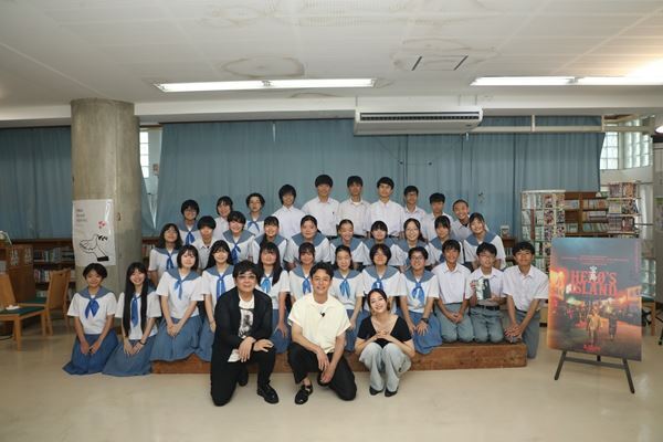 妻夫木聡、広瀬すずらが沖縄訪問　映画『宝島』全国キャラバン第1弾で舞台挨拶＆那覇中学校をサプライズ訪問