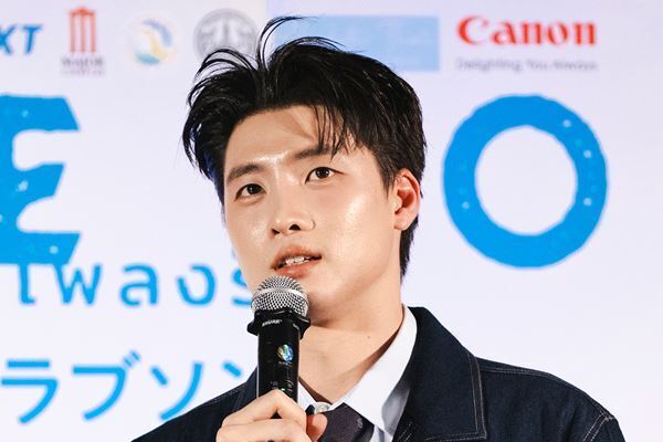 森崎ウィン＆向井康二がタイ語で挨拶！ 映画『（LOVE SONG）』バンコク・プレミア開催