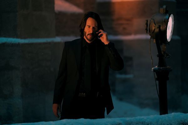 キアヌ・リーブスが不気味に仁王立ち『バレリーナ：The World of John Wick』ジョン・ウィックの姿を捉えた場面写真公開