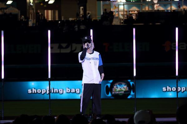 若手人気ラッパー・ピラフ星人、地元・北海道日本ハムファイターズのファーストピッチに登場　ミニライブでは数千人のファンが熱狂