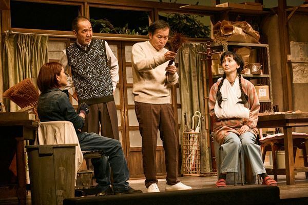 舞台『ハハキのアミュレット』開幕　舞台写真＆南果歩、平田満、作・演出：横山拓也の開幕コメントが到着