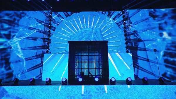 Adoの国立競技場ワンマンライブを収めた劇場版より、新たな場面写真6点が一挙公開