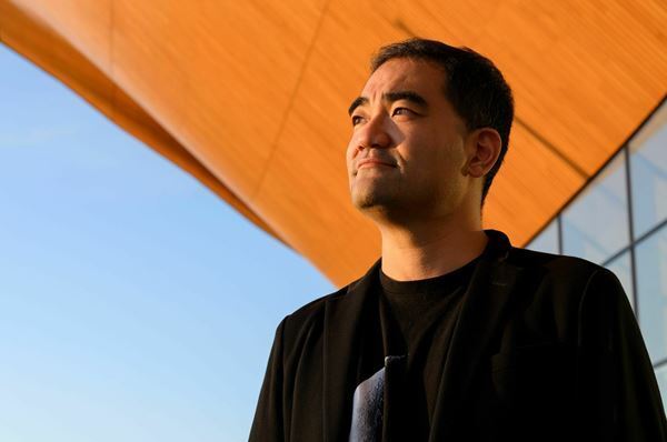 ウィーンでの世界初演、欧州ツアーを経て、ついに日本初演。岡田利規、『リビングルームのメタモルフォーシス』を語る