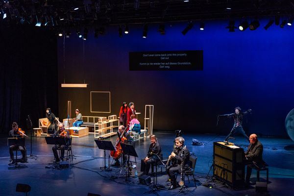 ウィーンでの世界初演、欧州ツアーを経て、ついに日本初演。岡田利規、『リビングルームのメタモルフォーシス』を語る