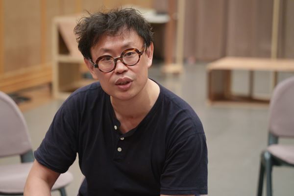 ウィーンでの世界初演、欧州ツアーを経て、ついに日本初演。岡田利規、『リビングルームのメタモルフォーシス』を語る