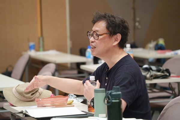 ウィーンでの世界初演、欧州ツアーを経て、ついに日本初演。岡田利規、『リビングルームのメタモルフォーシス』を語る