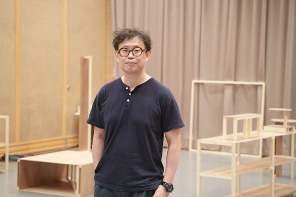 ウィーンでの世界初演、欧州ツアーを経て、ついに日本初演。岡田利規、『リビングルームのメタモルフォーシス』を語る