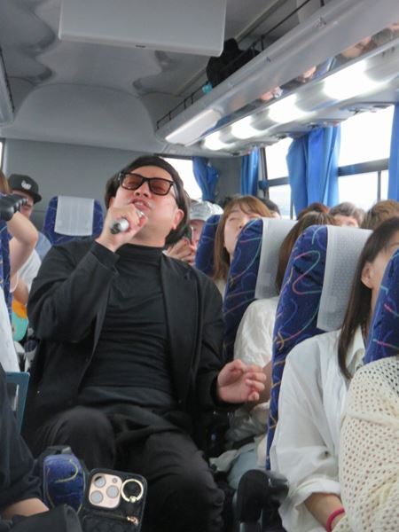 レイザーラモンRG、51歳誕生日前夜に「あるある」全開！ ファンサプライズに感激のバスツアーオフィシャルレポート