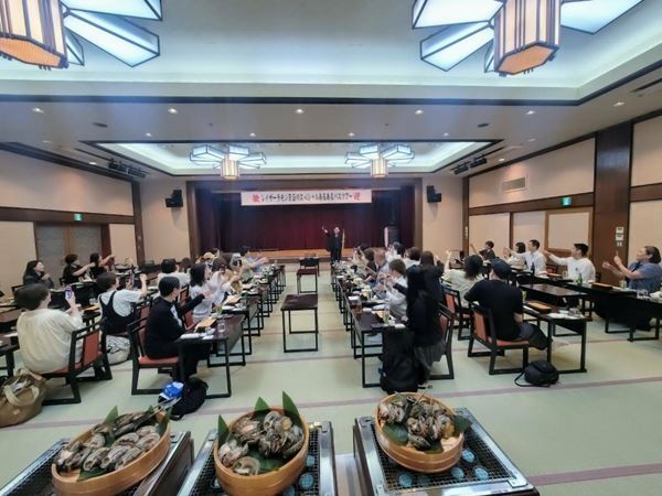 レイザーラモンRG、51歳誕生日前夜に「あるある」全開！ ファンサプライズに感激のバスツアーオフィシャルレポート