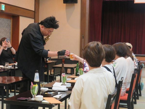 レイザーラモンRG、51歳誕生日前夜に「あるある」全開！ ファンサプライズに感激のバスツアーオフィシャルレポート