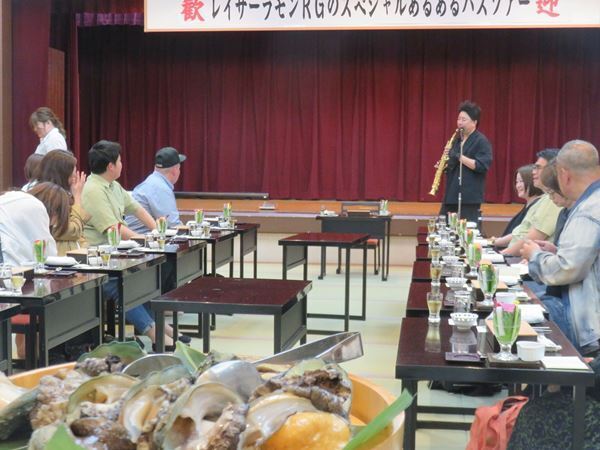 レイザーラモンRG、51歳誕生日前夜に「あるある」全開！ ファンサプライズに感激のバスツアーオフィシャルレポート