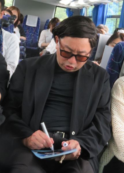 レイザーラモンRG、51歳誕生日前夜に「あるある」全開！ ファンサプライズに感激のバスツアーオフィシャルレポート