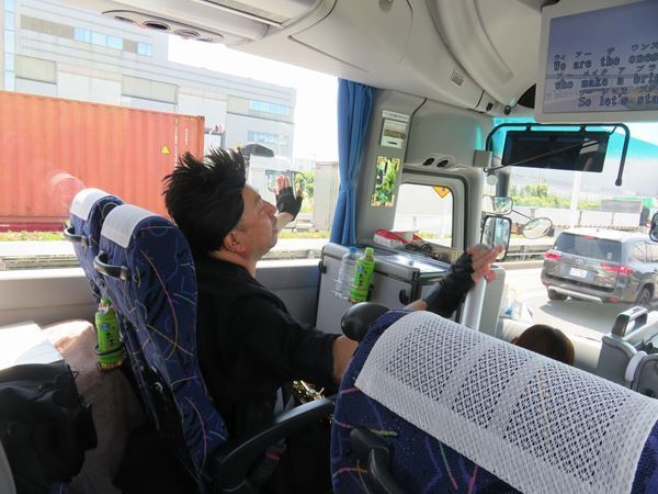 レイザーラモンRG、51歳誕生日前夜に「あるある」全開！ ファンサプライズに感激のバスツアーオフィシャルレポート