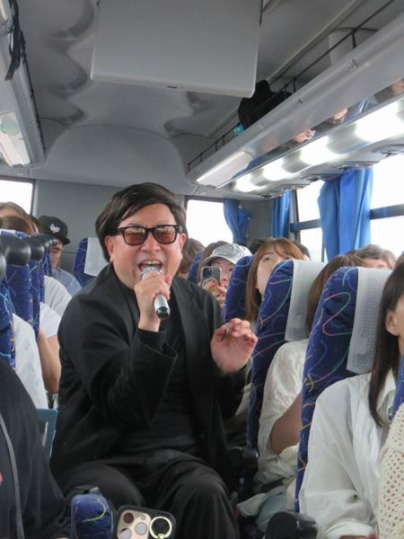 レイザーラモンRG、51歳誕生日前夜に「あるある」全開！ ファンサプライズに感激のバスツアーオフィシャルレポート