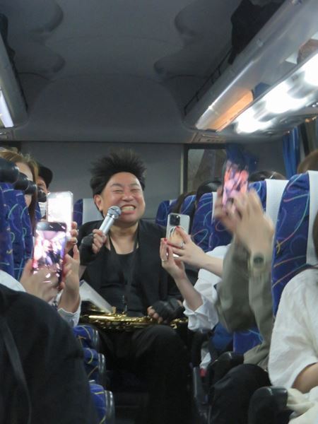 レイザーラモンRG、51歳誕生日前夜に「あるある」全開！ ファンサプライズに感激のバスツアーオフィシャルレポート