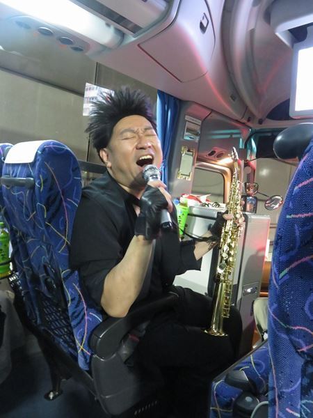 レイザーラモンRG、51歳誕生日前夜に「あるある」全開！ ファンサプライズに感激のバスツアーオフィシャルレポート