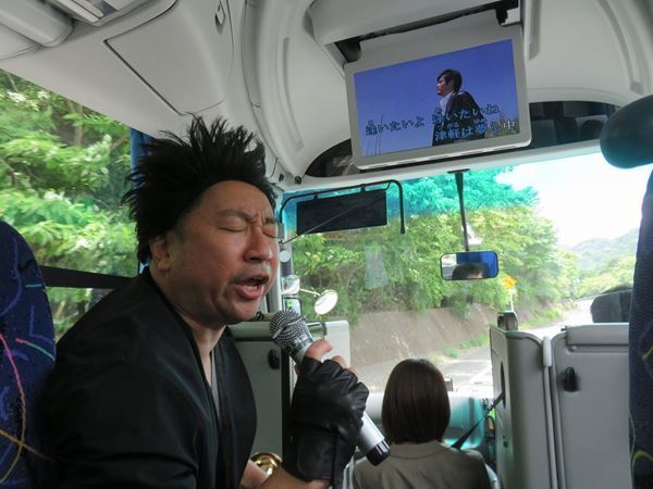 レイザーラモンRG、51歳誕生日前夜に「あるある」全開！ ファンサプライズに感激のバスツアーオフィシャルレポート