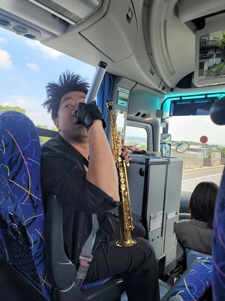 レイザーラモンRG、51歳誕生日前夜に「あるある」全開！ ファンサプライズに感激のバスツアーオフィシャルレポート