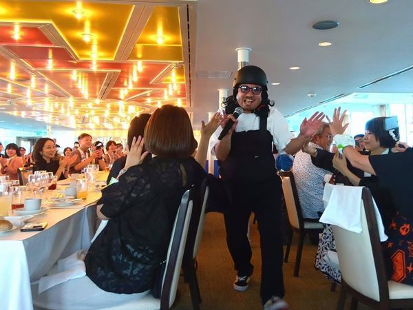 【レポート】レイザーラモンRG、50歳記念企画第2弾『あるあるクルーズ in 神戸』は新作モノマネからスタート