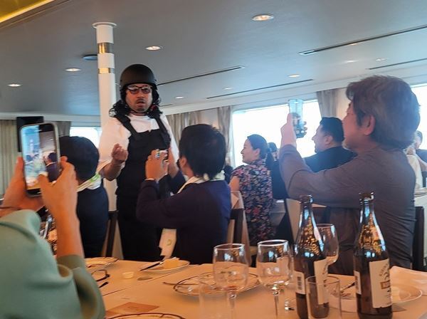 【レポート】レイザーラモンRG、50歳記念企画第2弾『あるあるクルーズ in 神戸』は新作モノマネからスタート