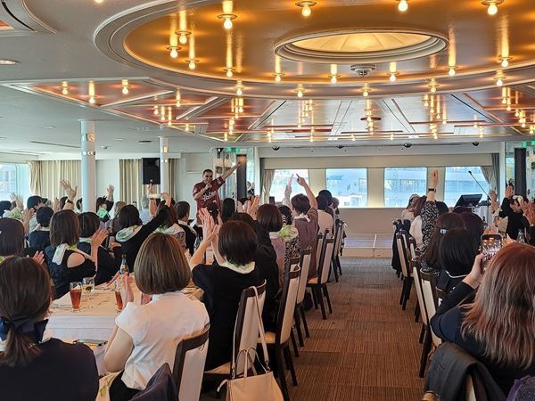 【レポート】レイザーラモンRG、50歳記念企画第2弾『あるあるクルーズ in 神戸』は新作モノマネからスタート