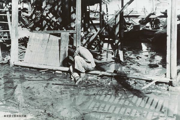 『ロバート・キャパ　戦争』東京都写真美術館で　戦後80年、改めてキャパの写真証言を見直す