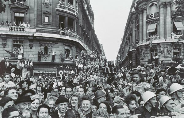 『ロバート・キャパ　戦争』東京都写真美術館で　戦後80年、改めてキャパの写真証言を見直す