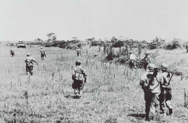 『ロバート・キャパ　戦争』東京都写真美術館で　戦後80年、改めてキャパの写真証言を見直す