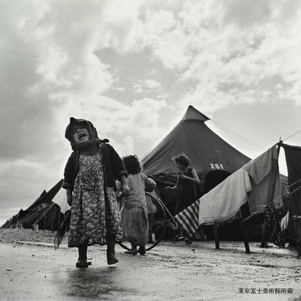 『ロバート・キャパ　戦争』東京都写真美術館で　戦後80年、改めてキャパの写真証言を見直す