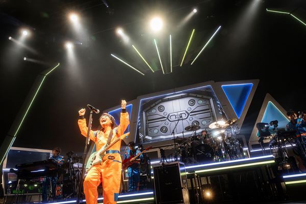 スターダスト☆レビュー『45周年ツアー 2025～27「星屑冒険王」』開幕！　療養中のVOH林が飛び入り参加した初日・相模女子大学グリーンホール【オフィシャルレポート】