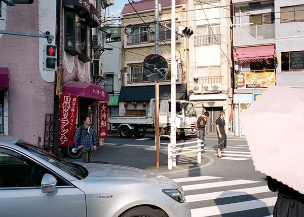 『鷹野隆大 カスババ』東京都写真美術館で　日常をテーマにしたスナップショットなど約120点を展示