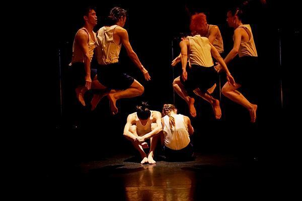 8人のダンサーが宮沢賢治の世界へと誘う　KAAT×TJP『ダンスマラソンエクスプレス（横浜⇔花巻）』伊藤郁女のコメント＆舞台写真が到着