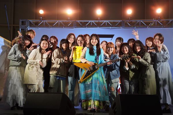 miwa デビュー15周年、歌舞伎町がフェス会場のような大歓声に包まれた！　原点回帰の路上ライブに2,000人が熱狂【オフィシャルレポート】