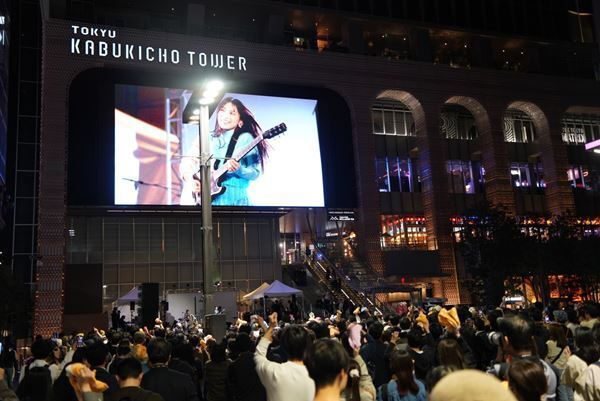 miwa デビュー15周年、歌舞伎町がフェス会場のような大歓声に包まれた！　原点回帰の路上ライブに2,000人が熱狂【オフィシャルレポート】