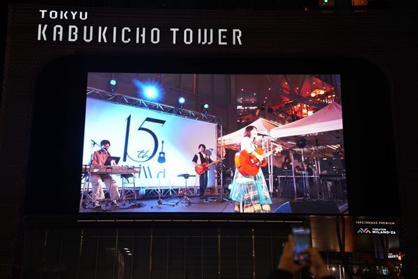 miwa デビュー15周年、歌舞伎町がフェス会場のような大歓声に包まれた！　原点回帰の路上ライブに2,000人が熱狂【オフィシャルレポート】