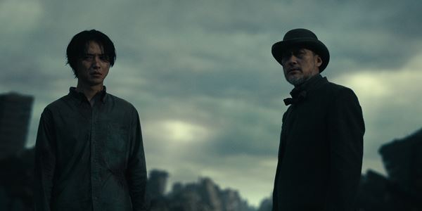 渡辺謙が『今際の国のアリス』シーズン3に出演　山﨑賢人と並び立つ場面写真も公開